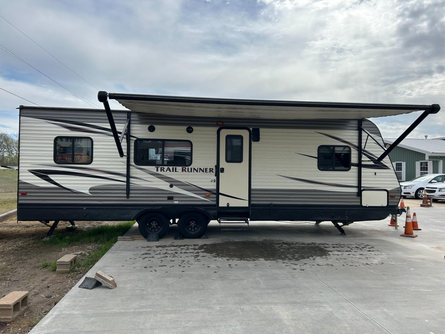 2017 BROWN /TAN HEARTLAND TRAIL RUNNER TOY HAULER (5SFEB3025HE) , located at 17760 Hwy 62, Morris, OK, 74445, 35.609104, -95.877060 - Get ready to take your family camping and spend some time outdoors playing with your off-road toys. Take this 2017 Heartland Trail Runner 26TH toy hauler travel trailer to the outdoor playground of your choice! As you walk into this camper you will notice the kitchen, it has a 3 burner stove, micro - Photo#1